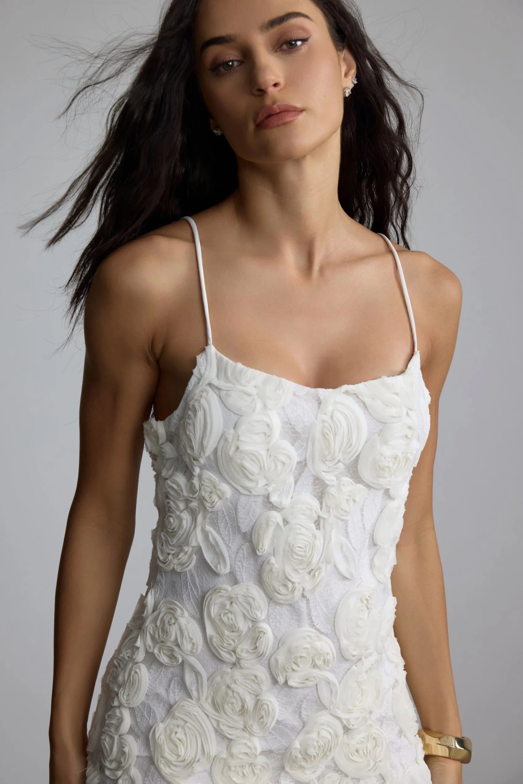 Vestido Mini de Chifón Plisado con Apliques Florales BEVERLY