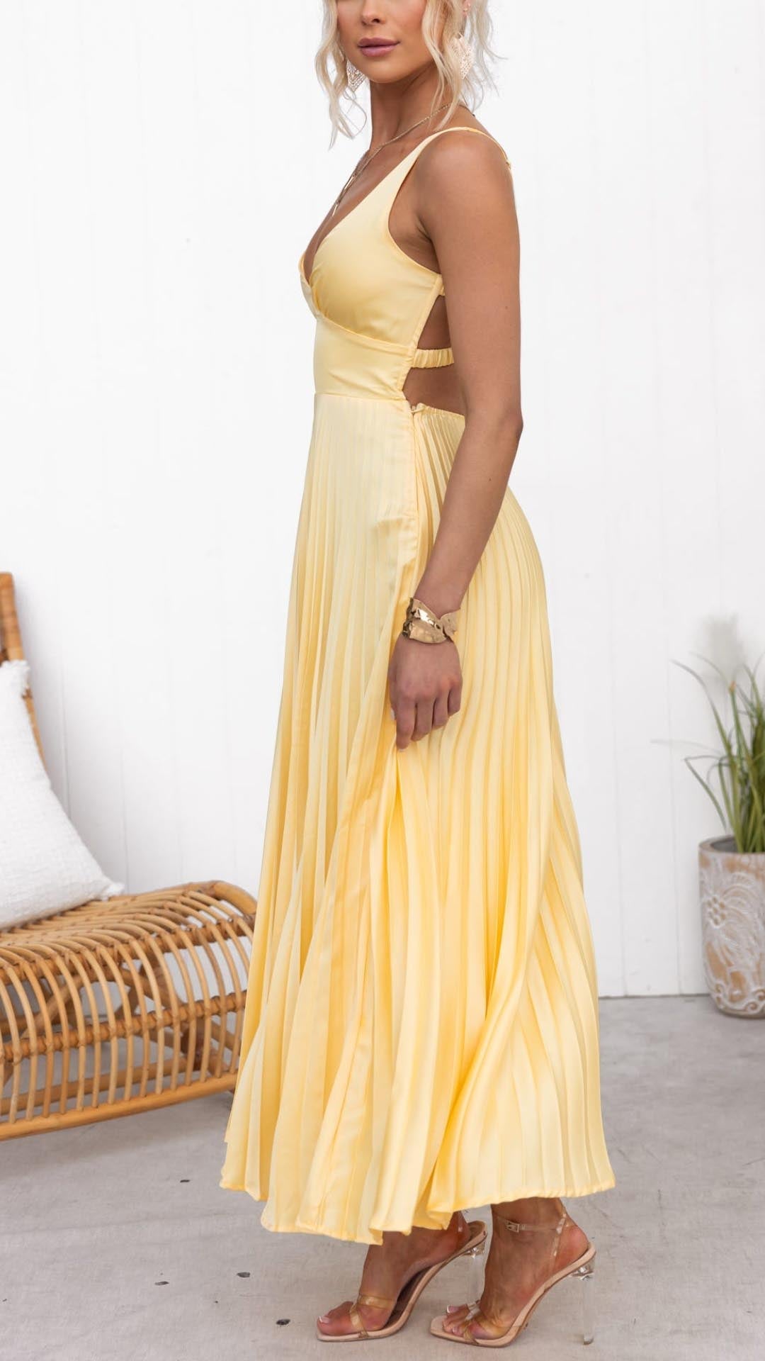 Aby - Vestido maxi plisado amarillo con escote en V