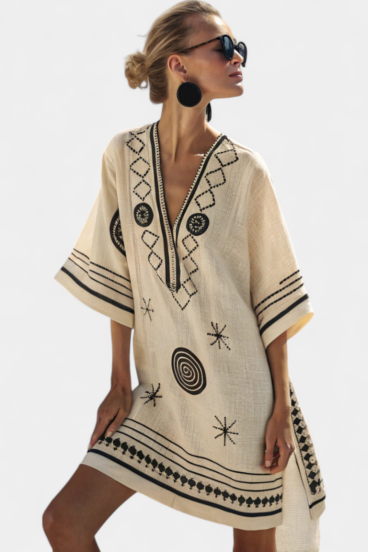 Kailani Vestido Corto Étnico en Crudo con Detalles Negros