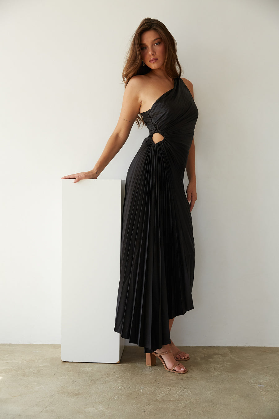 Sylviana - Vestido Midi Plisado de Un Hombro