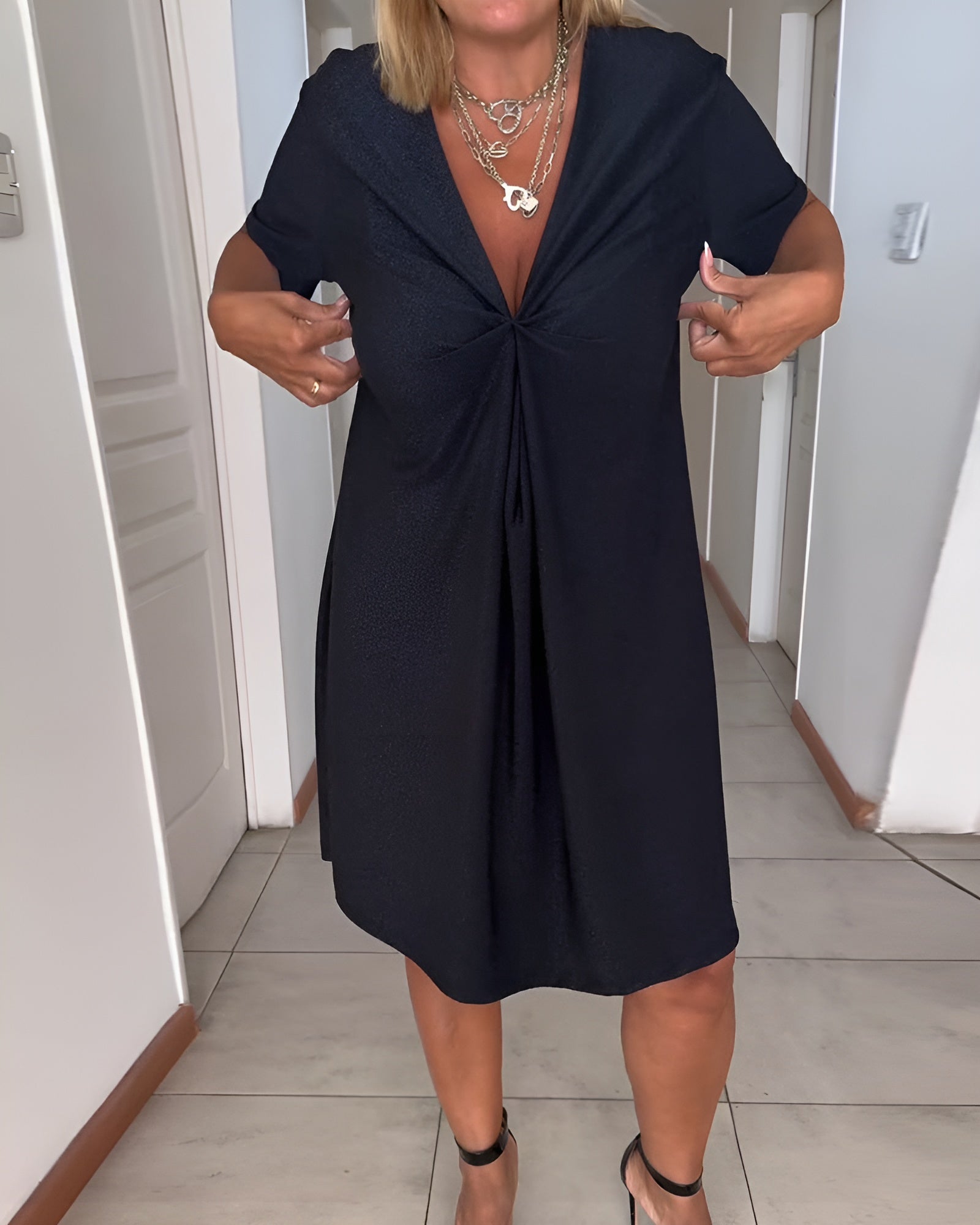 Laurence | Elegante vestido fruncido con cuello en V
