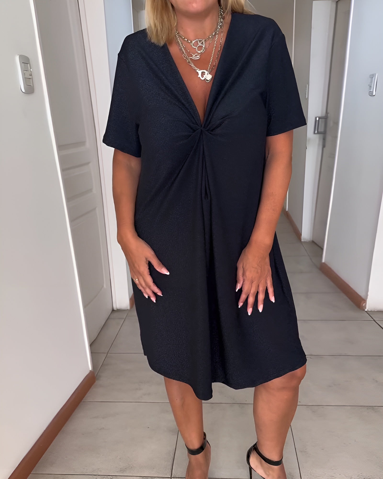 Laurence | Elegante vestido fruncido con cuello en V