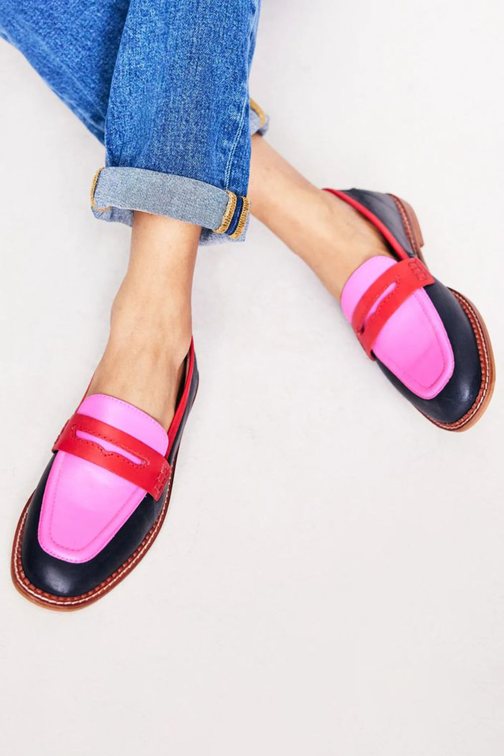 Olvenia - Mocasines negros con acento de color
