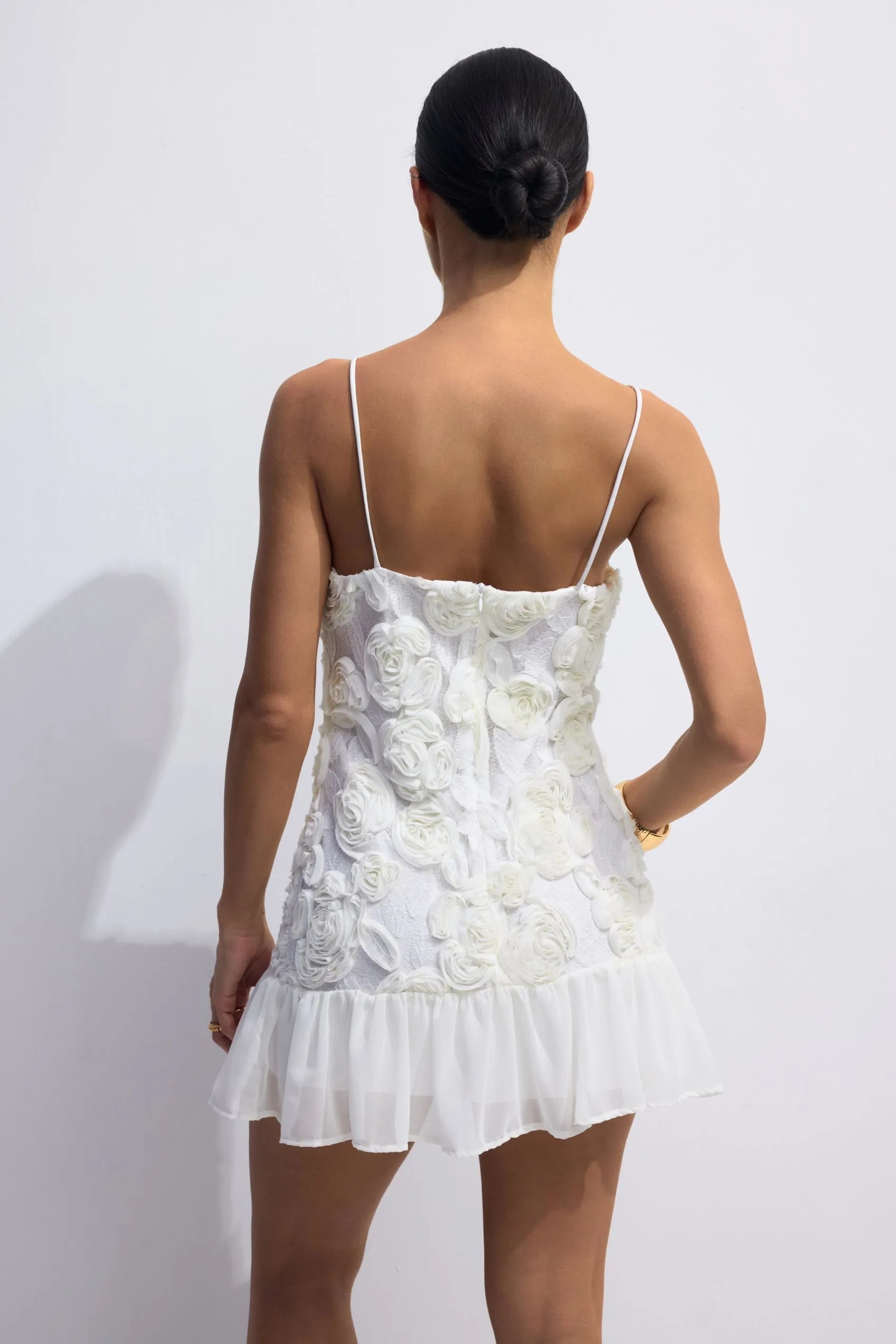 Vestido Mini de Chifón Plisado con Apliques Florales BEVERLY