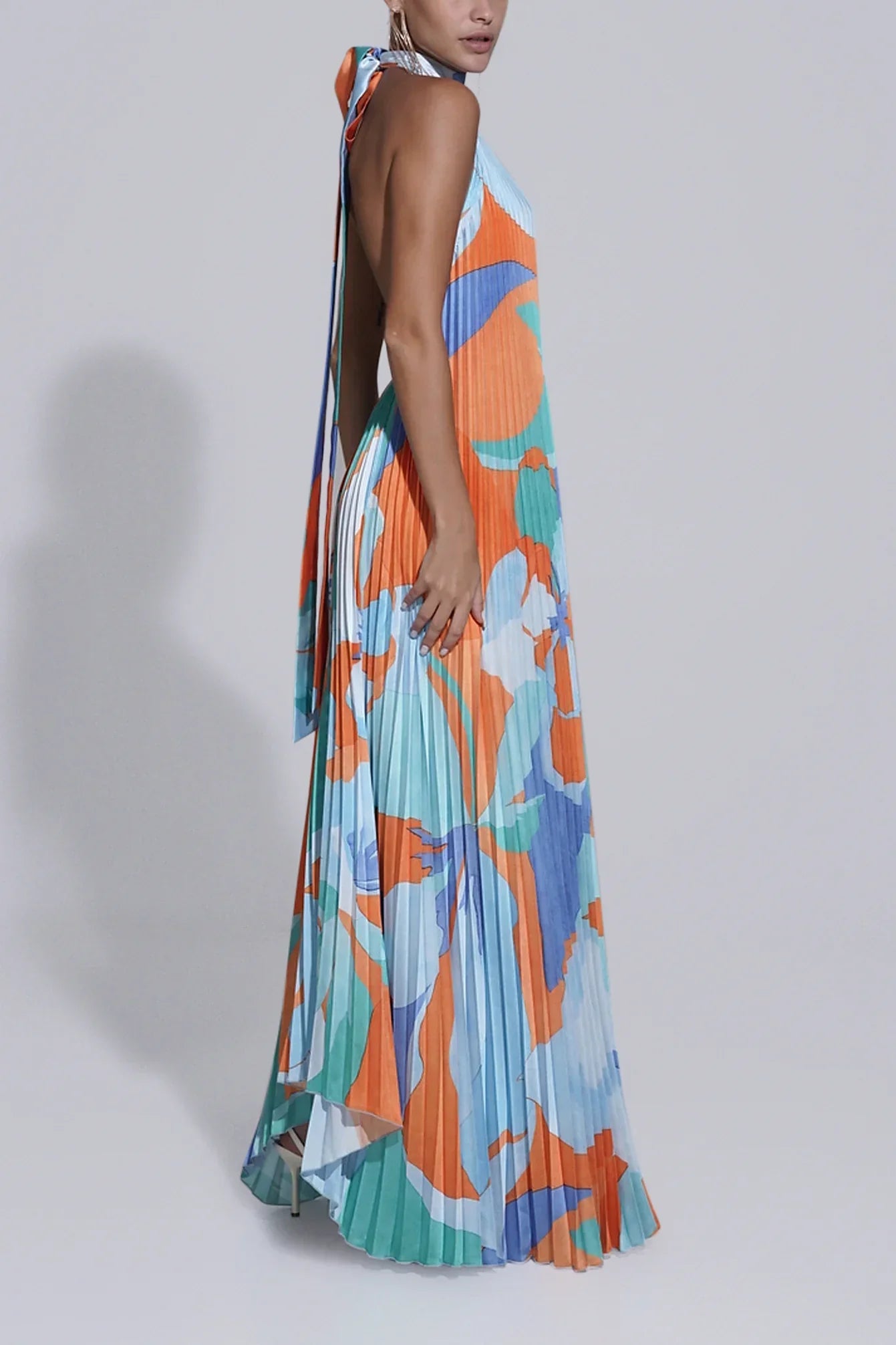 Shalia - Vestido Maxi Plisado con Halter Seductor