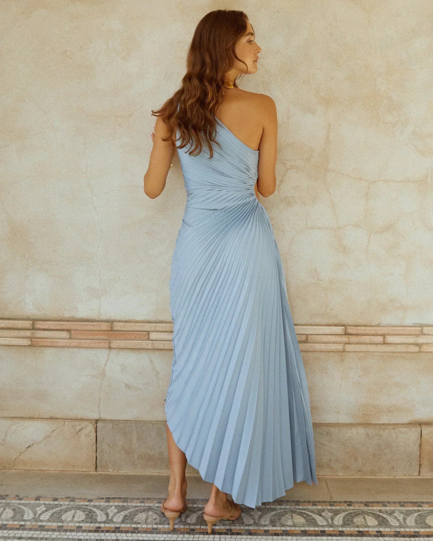Delfina - Vestido de Noche Satinado con Pliegues y Un Hombro