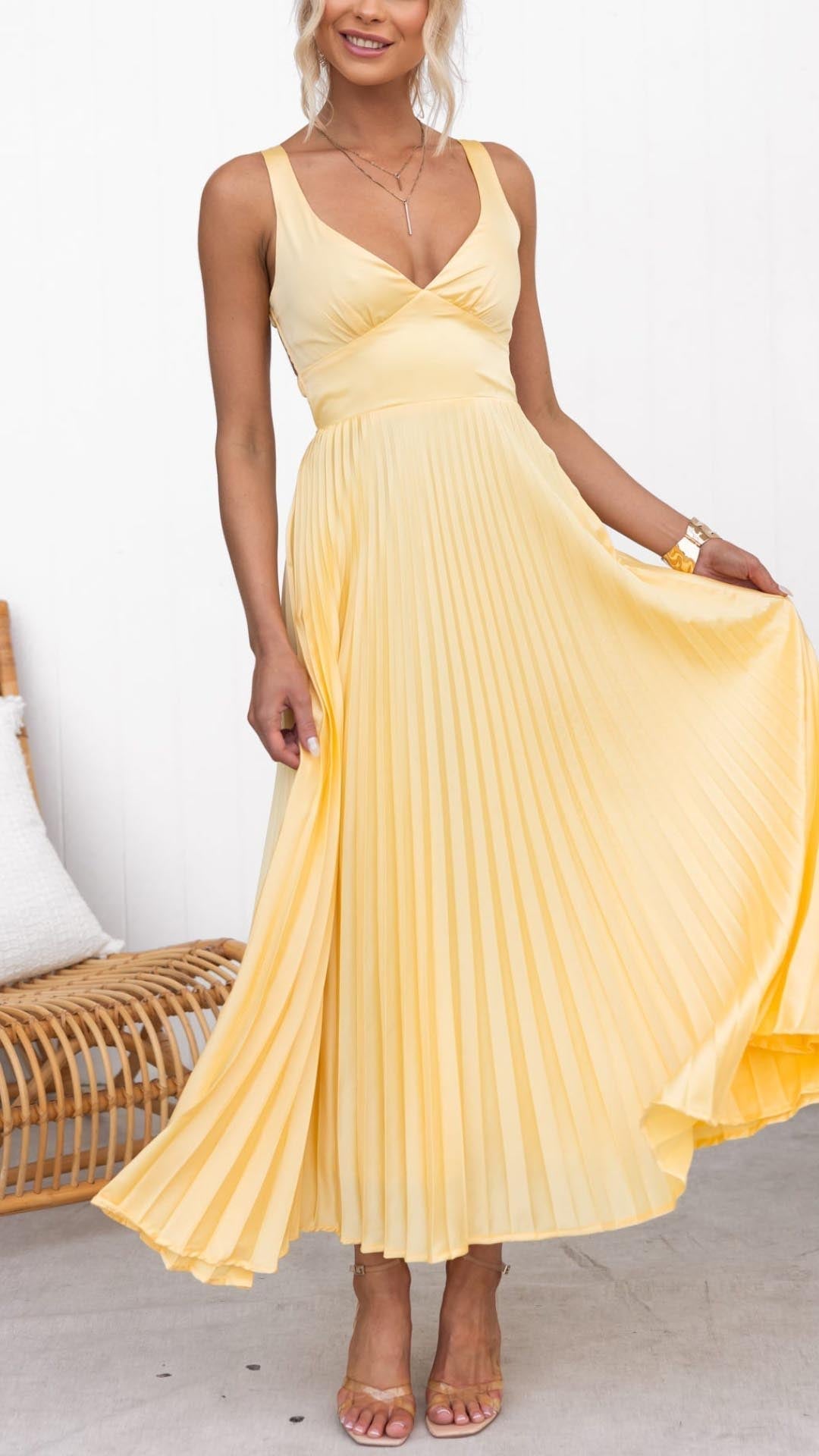 Aby - Vestido maxi plisado amarillo con escote en V