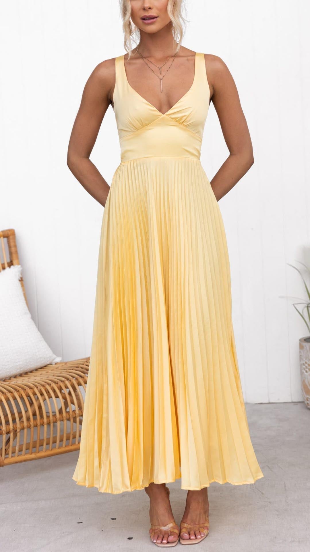 Aby - Vestido maxi plisado amarillo con escote en V