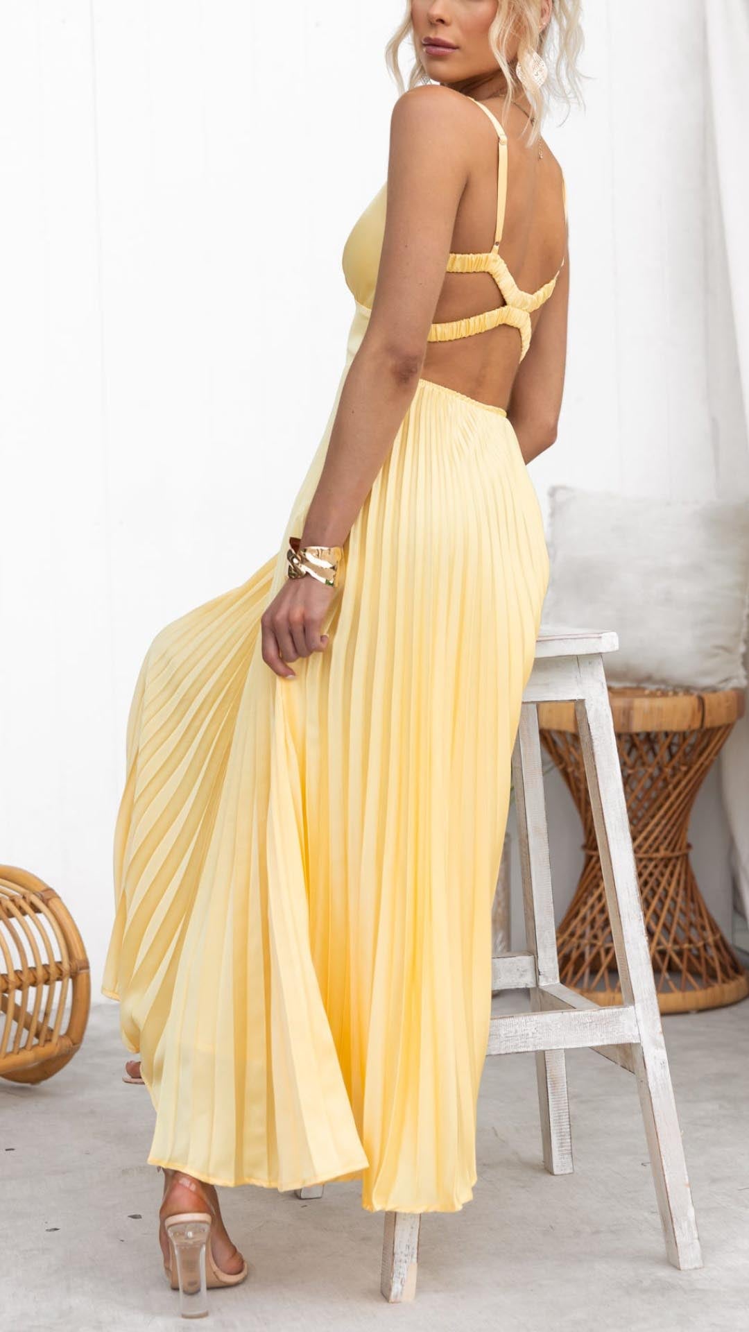 Aby - Vestido maxi plisado amarillo con escote en V