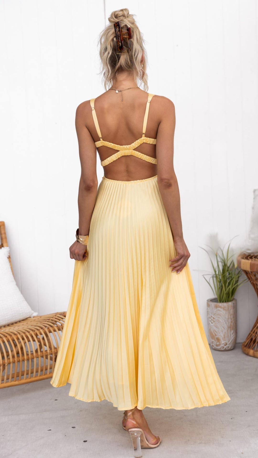 Aby - Vestido maxi plisado amarillo con escote en V