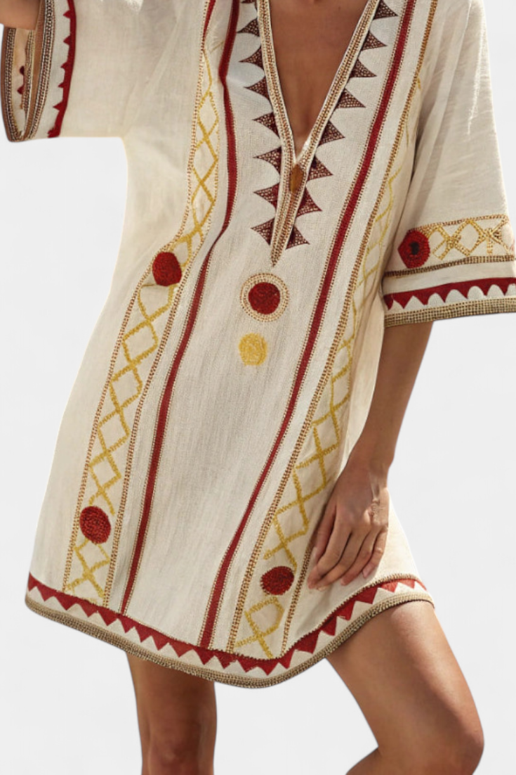 Kailani Vestido Corto Étnico con Bordados en Amarillo y Burdeos