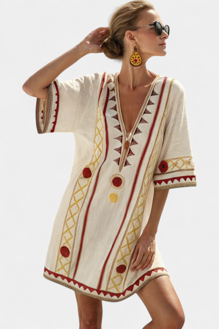 Kailani Vestido Corto Étnico con Bordados en Amarillo y Burdeos