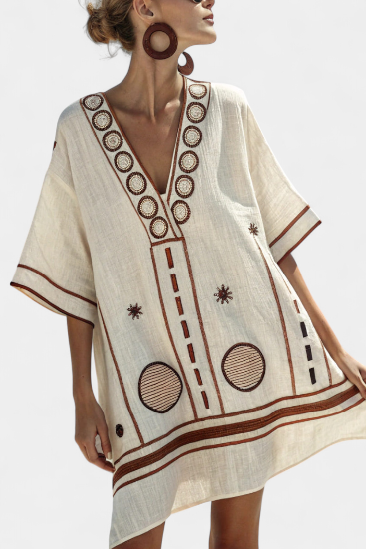 Kailani Vestido Corto con Bordado Geométrico y Aire Étnico