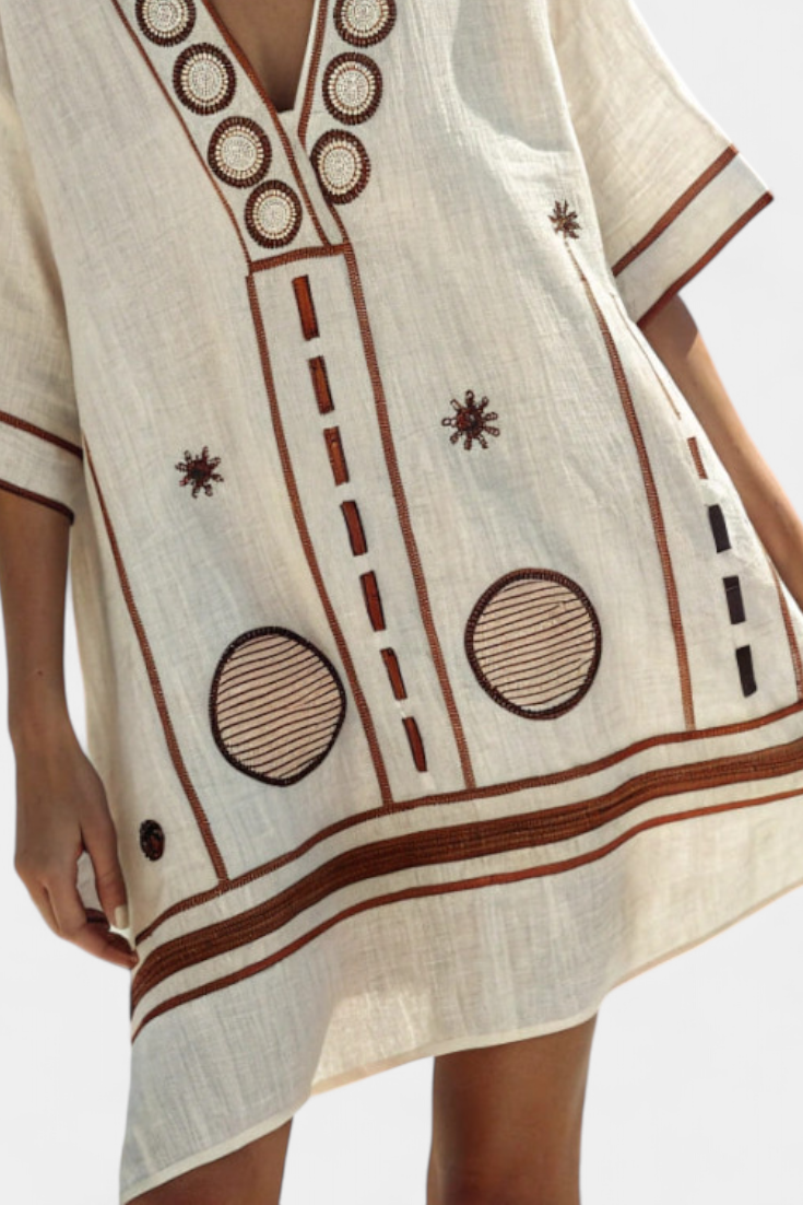 Kailani Vestido Corto con Bordado Geométrico y Aire Étnico