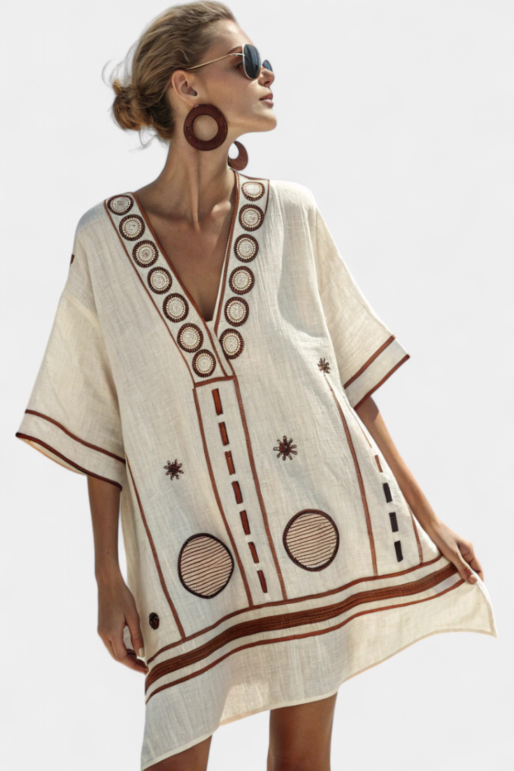 Kailani Vestido Corto con Bordado Geométrico y Aire Étnico