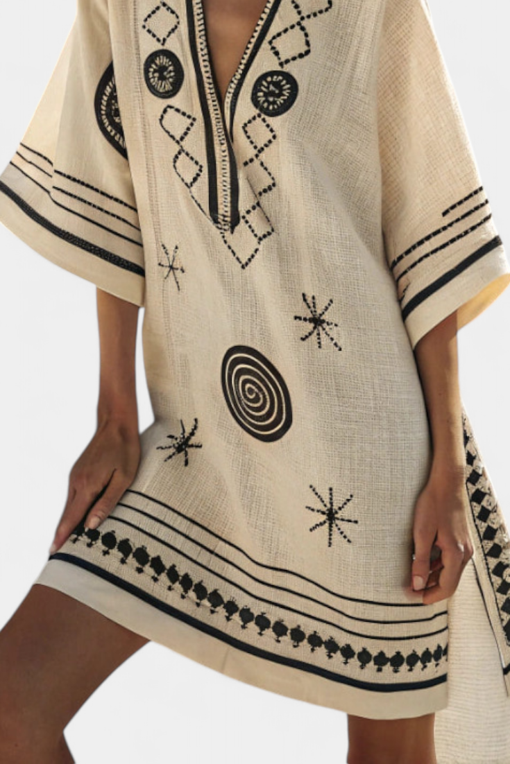 Kailani Vestido Corto Étnico en Crudo con Detalles Negros