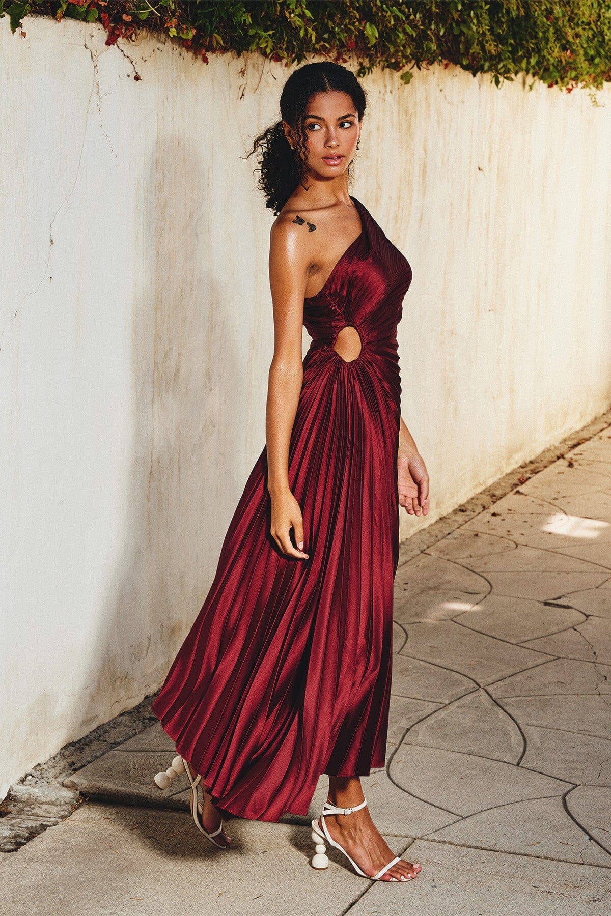 Sylviana - Vestido Midi Plisado de Un Hombro