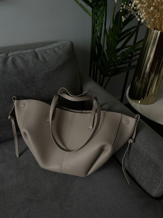 Valmere | Vintage Tote Bag